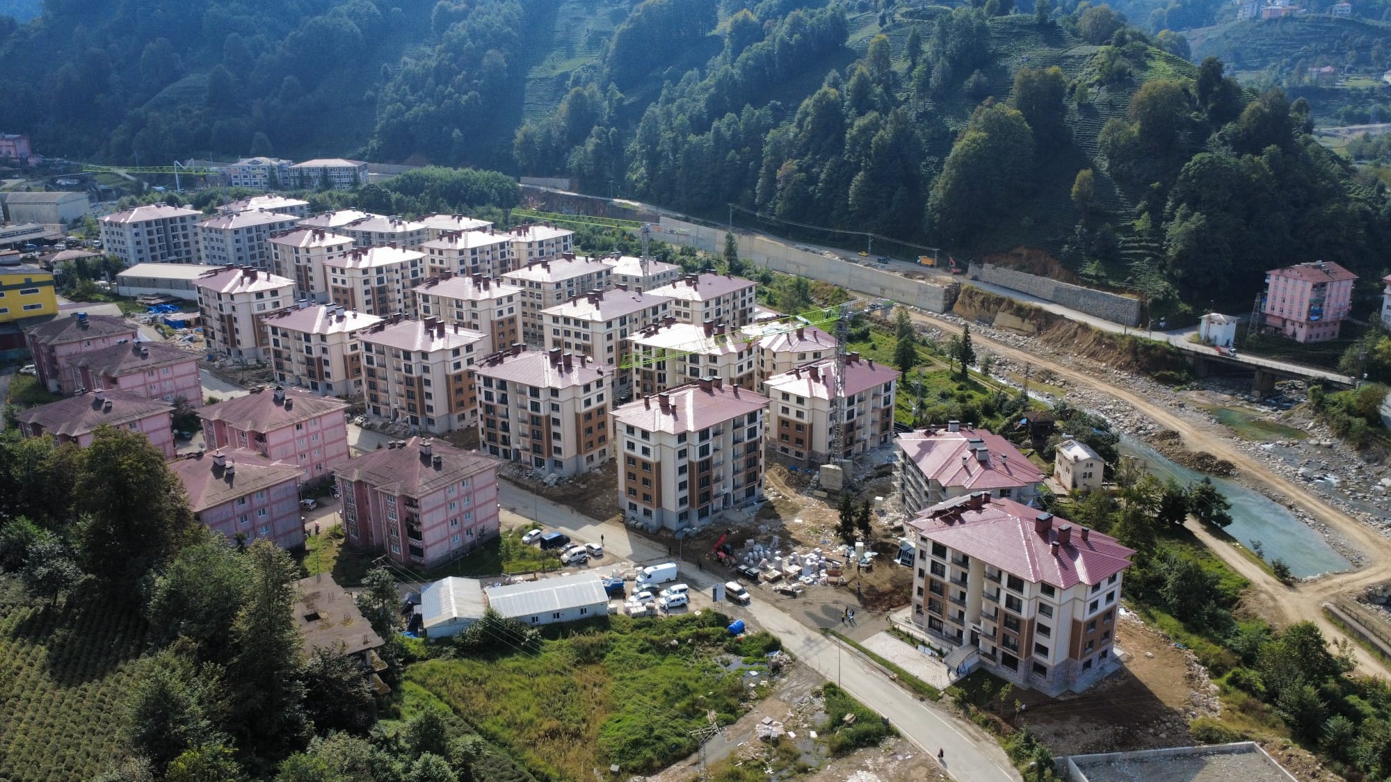 Rize İli Güneysu İlçesi 541 adet Konut ve 4 adet Dükkan İnşaatları ile Altyapı Ve Çevre Düzenlemesi İşi