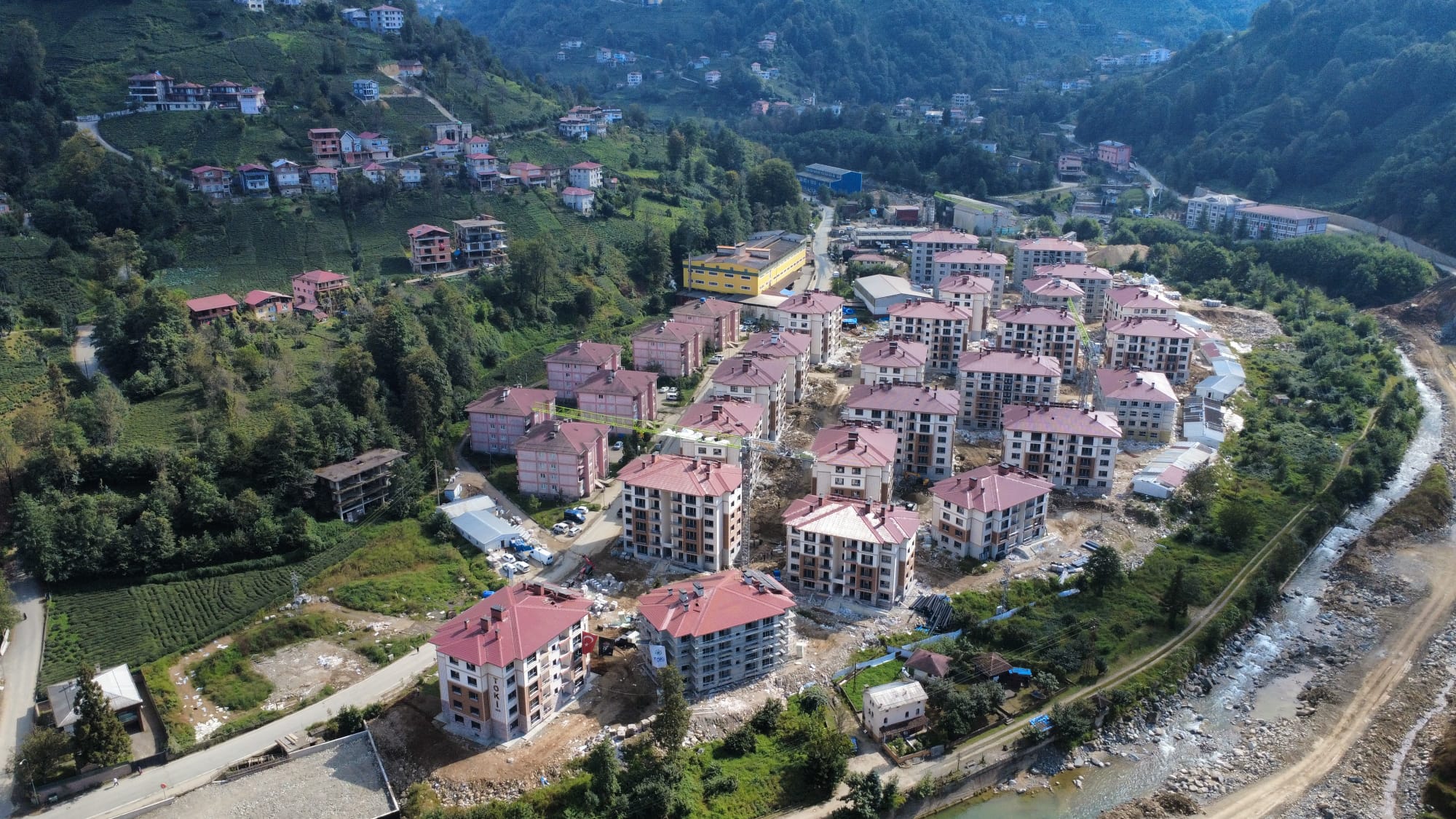 Rize İli Güneysu İlçesi 541 adet Konut ve 4 adet Dükkan İnşaatları ile Altyapı Ve Çevre Düzenlemesi İşi